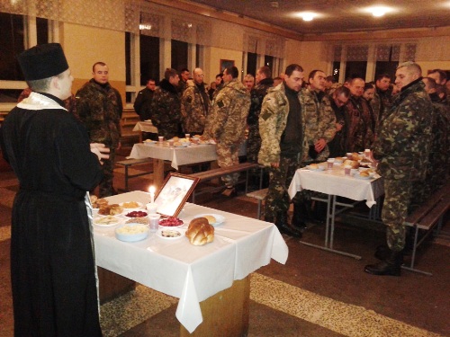 У навечір’я Різдва Христового капелани розділили спільну вечерю разом із військовими.(ФОТО)